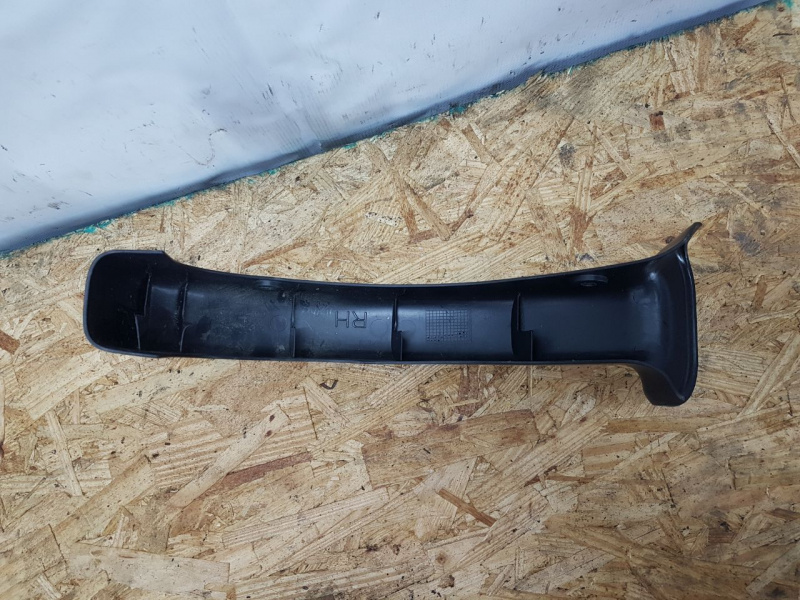 Накладка петли крышки багажника правая Toyota Camry V55 2AR-FE 2015-2017 8281706150