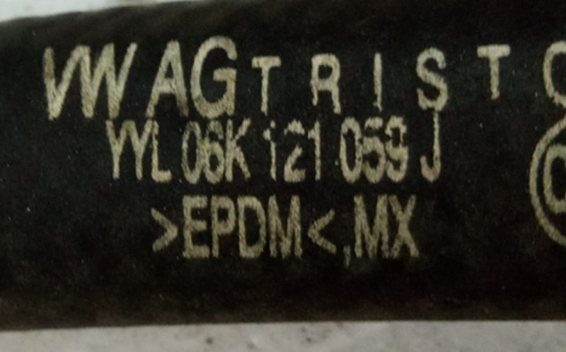 Патрубок системы охлаждения Volkswagen Passat B7 1.8 USA CPRA 2011-2015 06K121059J