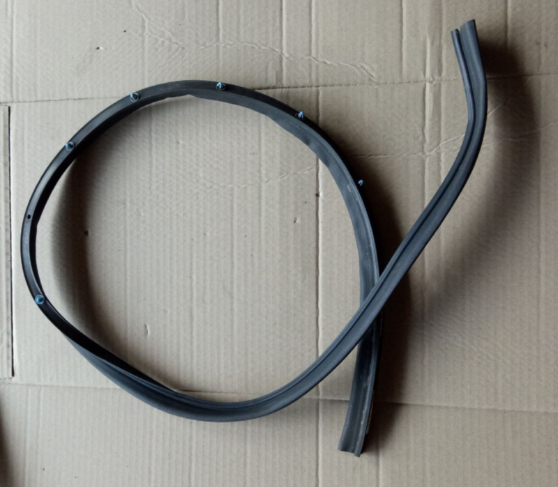 Уплотнитель двери зад правый Volkswagen Passat B7 2.5 USA CBTA 2011-2014 561839700 561839700A