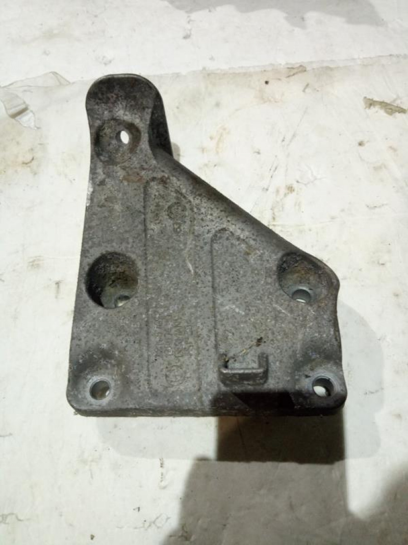 Кронштейн двигателя - левая сторона BMW 528 XI E60 N52B30M1 2004-2009 22116769279