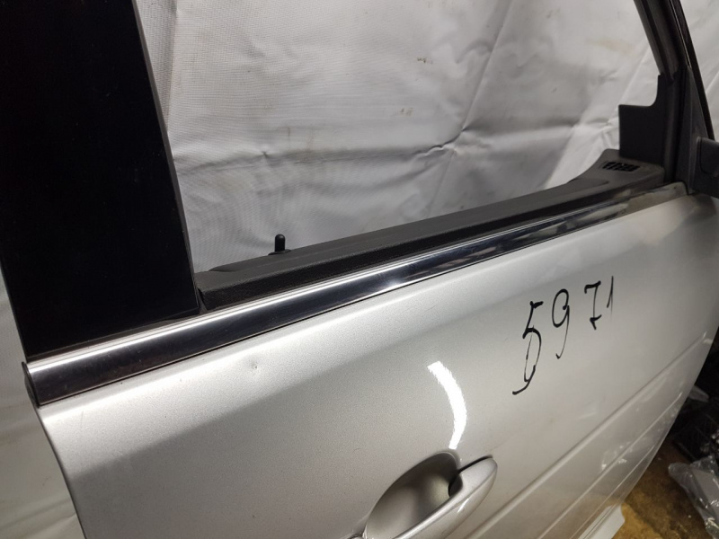 Молдинг дверь-стекло центральный передней правой FORD FLEX 2009-2019 8A8Z7421452A