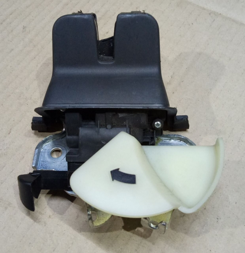 Замок крышки багажника Volkswagen Passat B7 2.5 1.8 USA 2011-2015 561827505B