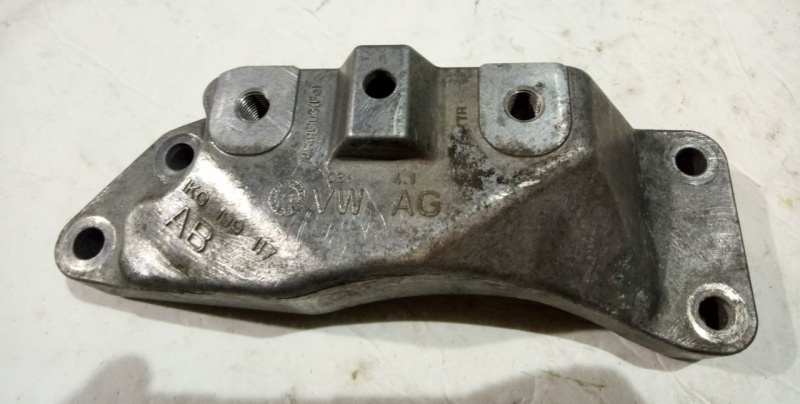Кронштейн кпп Volkswagen Passat B7 1.8 USA CPRA 2011-2015 1k0199117