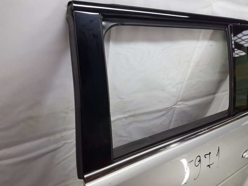 Молдинг дверь-стекло центральный задней левой FORD FLEX 2009-2019 8A8Z7425597A